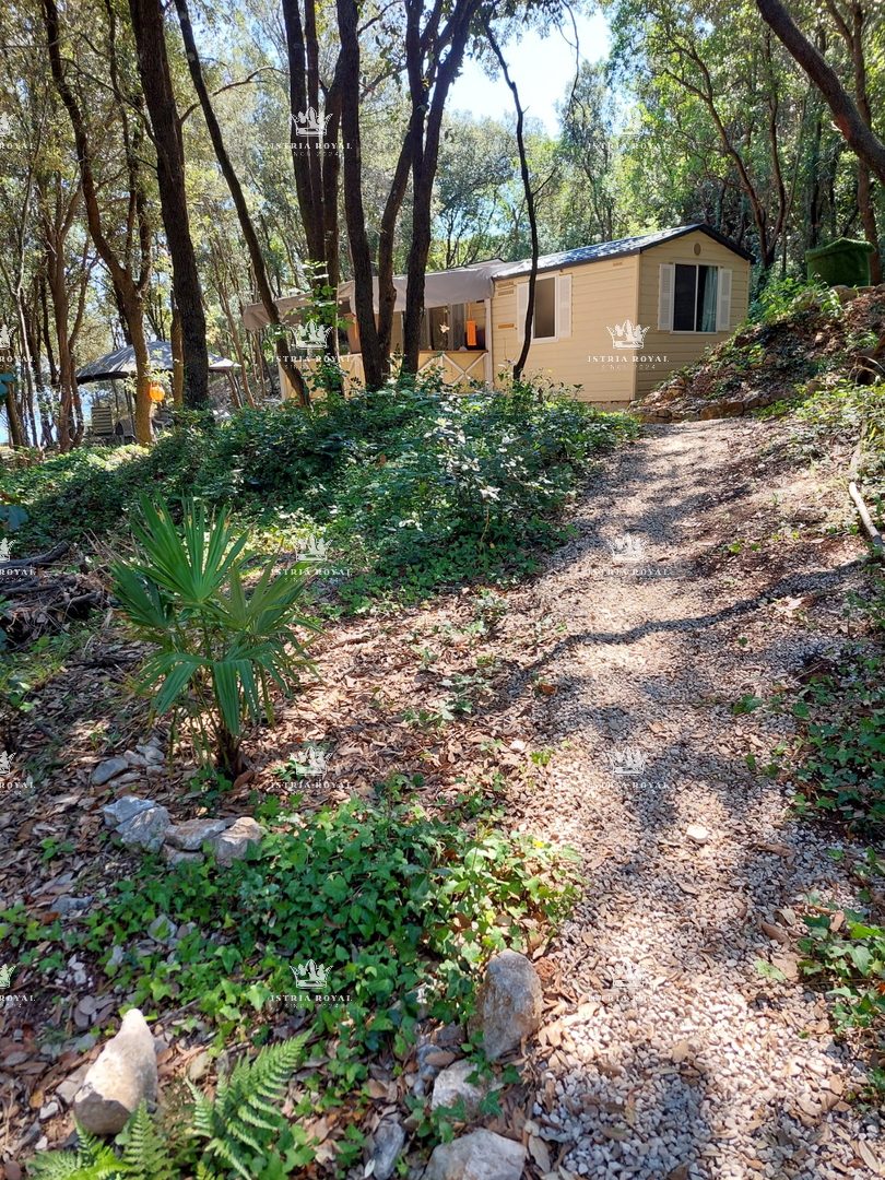 Dve urejeni parceli z mobilnimi hišicami – 30 sekund od plaže – vrhunska naložba v Istri